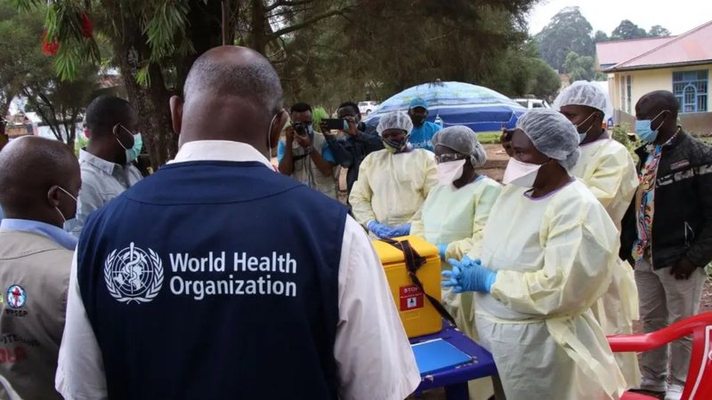 A contaminação acontece por contato direto com fluidos corporais de pessoas ou animais infectados, vivos ou mortos. - Divulgação / Organização Mundial de Saúde
