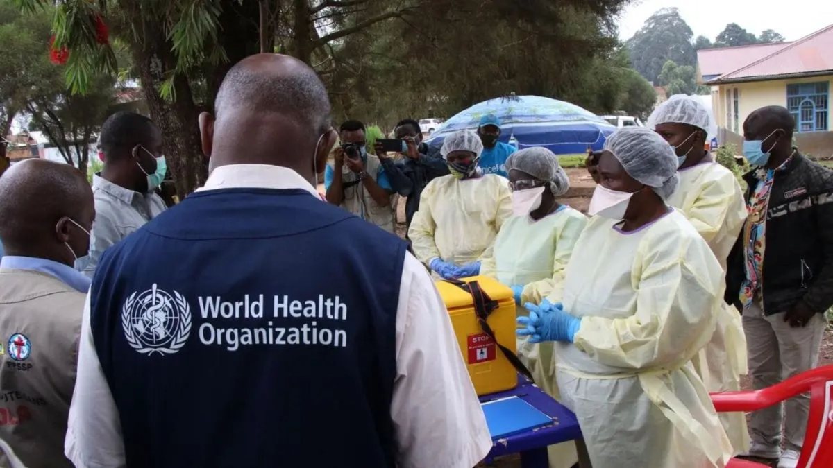 A contaminação acontece por contato direto com fluidos corporais de pessoas ou animais infectados, vivos ou mortos. - Divulgação / Organização Mundial de Saúde