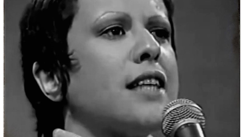 Elis cantando 'Corsário' em especial da TV Bandeirantes, em 1976 - Divulgação/Arquivo/Roberto de Oliveira/Bandeirantes