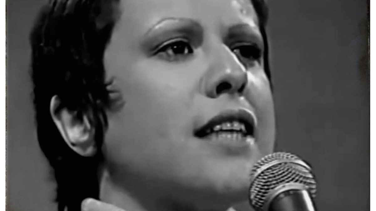 Elis cantando 'Corsário' em especial da TV Bandeirantes, em 1976 - Divulgação/Arquivo/Roberto de Oliveira/Bandeirantes