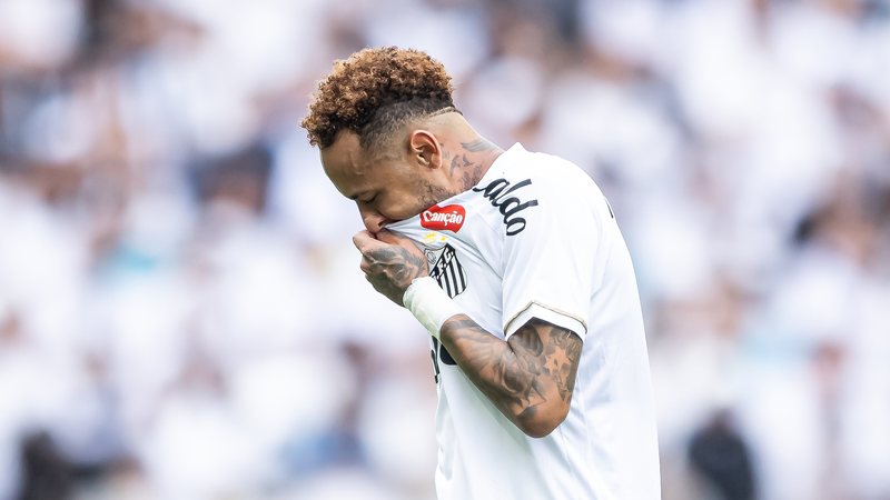Neymar, do Santos, durante partida com o Coritiba válida pela 16ª rodada do Campeonato Brasileiro - Jhony Inacio/Enquadrar/Estadão Conteúdo