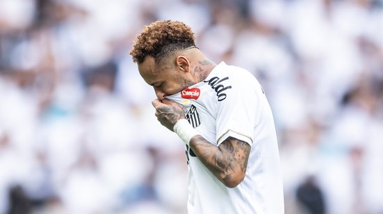 Neymar, do Santos, durante partida com o Coritiba válida pela 16ª rodada do Campeonato Brasileiro - Jhony Inacio/Enquadrar/Estadão Conteúdo