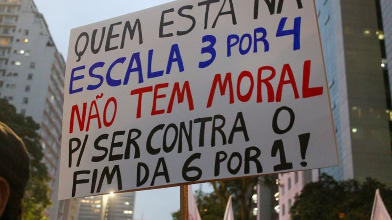 Manifestantes fazem ato na Av. Paulista nesta segunda-feira, 25, quando relatório foi apresentado - Wagner Origenes/Ato Press/Estadão Conteúdo