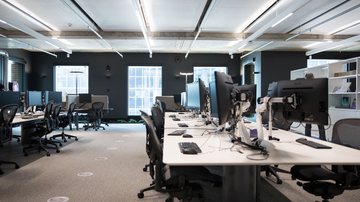 As empresas não são obrigadas a dispensar os funcionários em dias de jogos da Seleção Brasileira - Envato