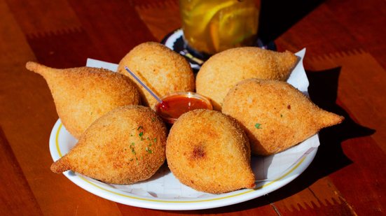 Que tal conhecer novos bares e restaurantes para experimentar diferentes coxinhas em São Paulo? - Paulo Naciff/Divulgação/Esquina do Souza