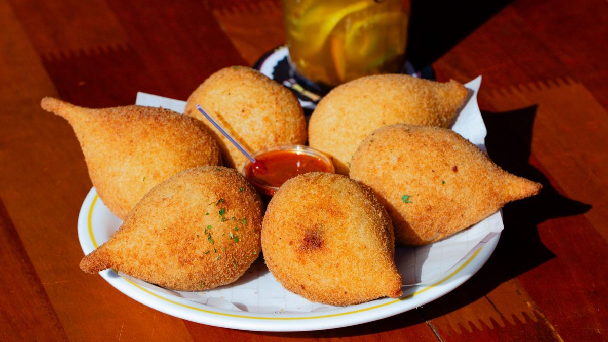 Que tal conhecer novos bares e restaurantes para experimentar diferentes coxinhas em São Paulo? - Paulo Naciff/Divulgação/Esquina do Souza