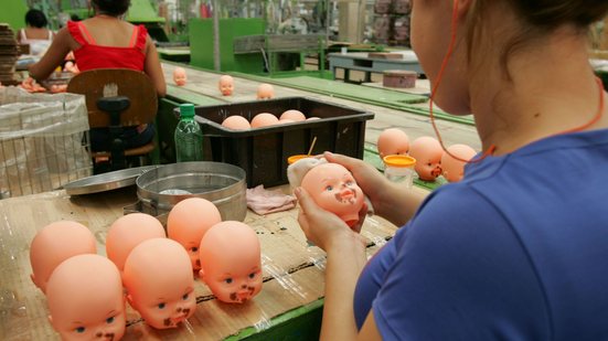 Linha de produção de bonecas da fábrica de brinquedos Estrela, em Itapira (SP), em 2007 - Ed Viggiani/Estadão Conteúdo