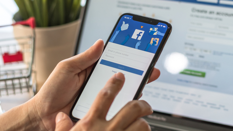 Plataformas FDown.net ou o SnapSave.app podem ser usadas para baixar vídeos do Facebook - Adobe Stock