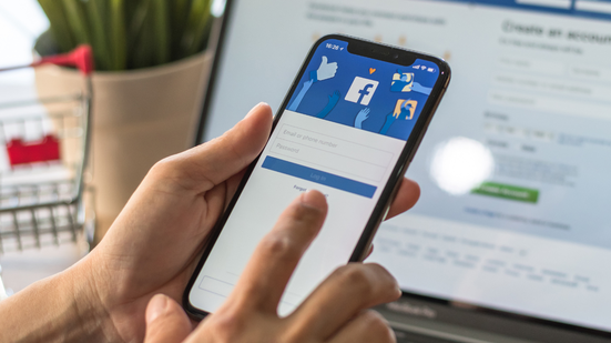 Plataformas FDown.net ou o SnapSave.app podem ser usadas para baixar vídeos do Facebook - Adobe Stock