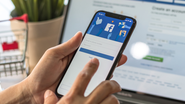 Plataformas FDown.net ou o SnapSave.app podem ser usadas para baixar vídeos do Facebook - Adobe Stock