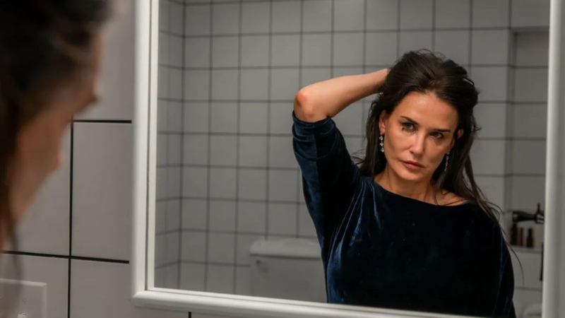 Filme "A Substância" (2024) aborda diretamente o etarismo e a pressão estética com mulheres 60+ - Reprodução