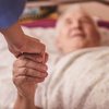 Evitar falar da morte tira escolhas do paciente e estimula o prolongamento inútil - Envato