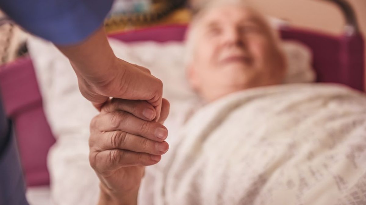 Evitar falar da morte tira escolhas do paciente e estimula o prolongamento inútil - Envato