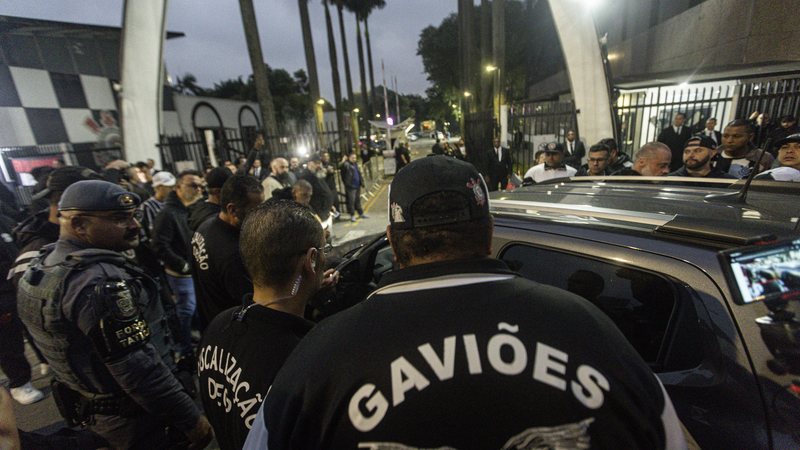 Torcida do Corinthians protesta em frente ao Parque São Jorge pelo afastamento do ex-presidente do clube - Taba Benedicto/Estadão Conteúdo