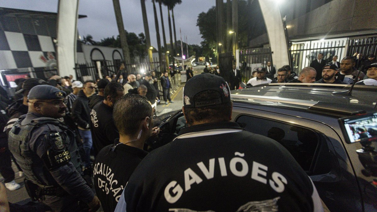 Torcida do Corinthians protesta em frente ao Parque São Jorge pelo afastamento do ex-presidente do clube - Taba Benedicto/Estadão Conteúdo