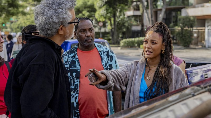 O diretor artístico André Câmara conduz as gravações de cena do acidente de Bela (Sheron Menezzes) - Fábio Rocha/ Divulgação/ TV Globo