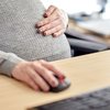 Cerca de 35% das mães afirmam que ser mãe reduz suas chances de avançar em etapas de processos seletivos - Envato