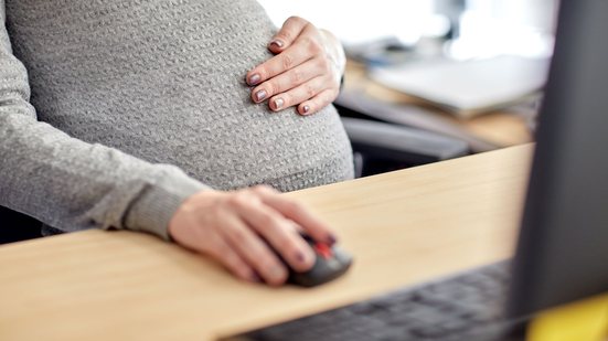 Cerca de 35% das mães afirmam que ser mãe reduz suas chances de avançar em etapas de processos seletivos - Envato