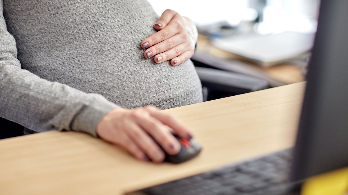 Cerca de 35% das mães afirmam que ser mãe reduz suas chances de avançar em etapas de processos seletivos - Envato