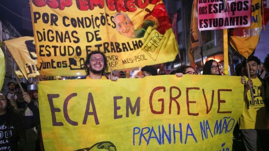 Alunos em manifestação há cerca de 2 semanas; paralisação começou em 14 de abril - Marcelo Oliveira/Raspress/Estadão Conteúdo