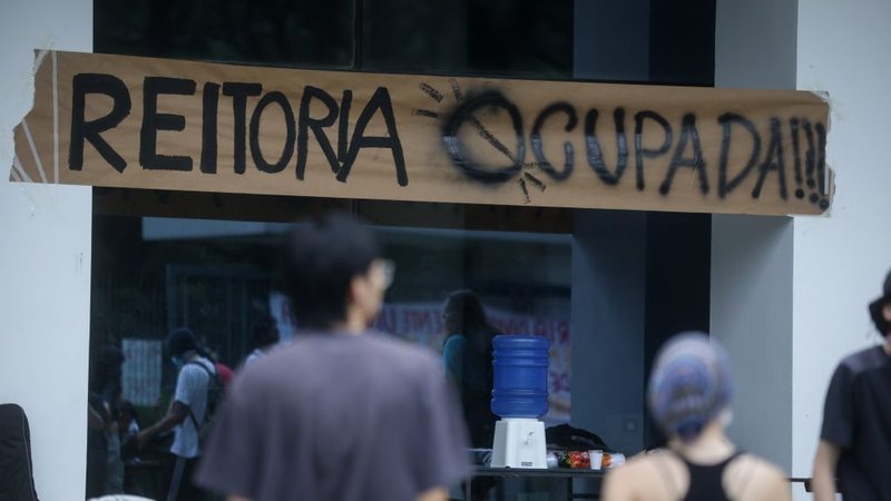Os manifestantes reivindicam a reabertura da mesa de negociação com o reitor Aluísio Segurado - Felipe Rau/Estadão Conteúdo