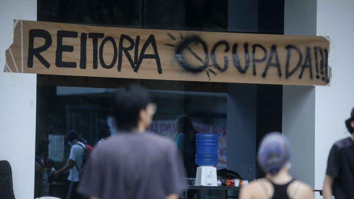 Os manifestantes reivindicam a reabertura da mesa de negociação com o reitor Aluísio Segurado - Felipe Rau/Estadão Conteúdo