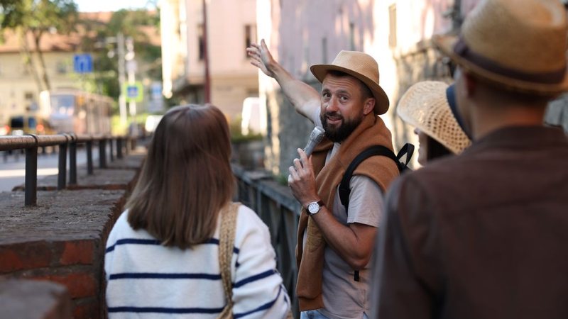Linha de crédito especial deverá atender guias de turismo, motoristas, ambulantes, artesãos - Envato