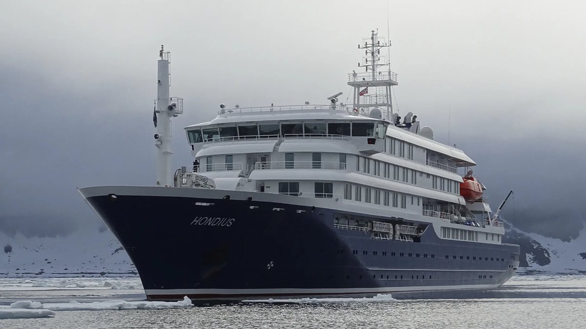 Cidadãos espanhóis foram os primeiros a deixar o navio, que estava ancorado ao largo de Tenerife - Reprodução/Antarctica Cruises