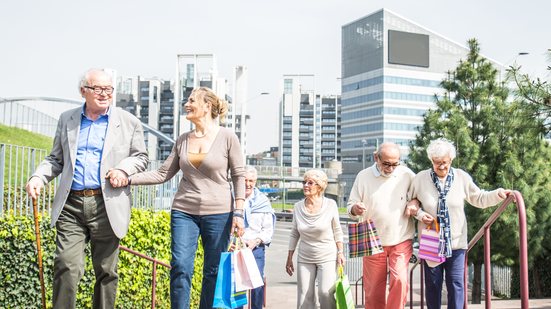 Já é possível identificar impactos estruturais do envelhecimento da população na economia - Envato