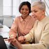 A proposta convida os jovens a desenvolverem projetos criativos e inovadores relacionados ao envelhecimento - Freepik