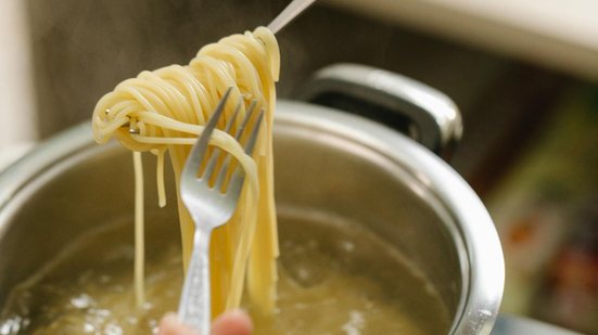 É importante lembrar que o tempo de cozimento ideal vem indicado na embalagem do macarrão - Banco de Imagens / Pexels