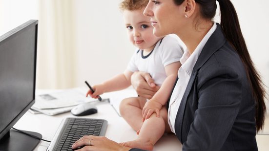 Home office e flexibilidade podem dar condições para o equilíbrio entre vida profissional e maternidade - Envato