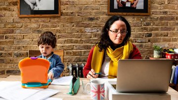 8 em cada 10 brasileiros acreditam que mães lidam com mais barreiras no trabalho - Envato