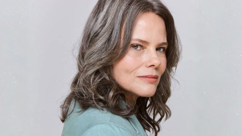Aos 54 anos, a apresentadora Maria Cândida concluiu a pós-graduação em Gerontologia e agora é especialista em envelhecimento humano - Reprodução/Redes Sociais