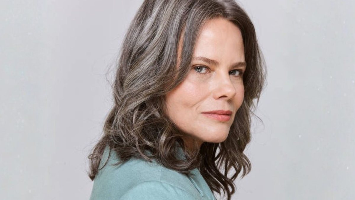 Aos 54 anos, a apresentadora Maria Cândida concluiu a pós-graduação em Gerontologia e agora é especialista em envelhecimento humano - Reprodução/Redes Sociais