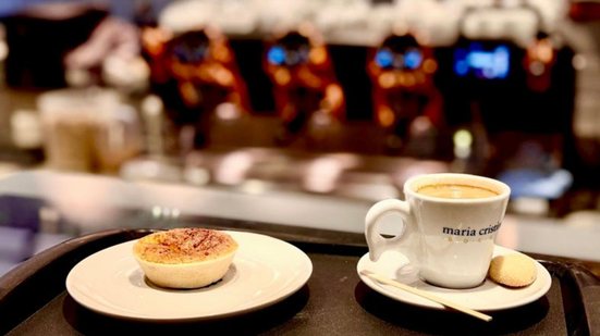 Combo promocional da cafeteria Maria Cristina Doces, que oferece café expresso e queijada - Divulgação/Maria Cristina Doces