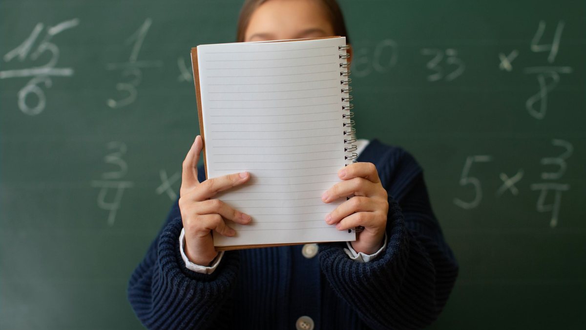 Atualmente, o foco é evitar atividades repetitivas e buscar sentido entre o que se aprende nas aulas e a realidade dos estudantes - Freepik