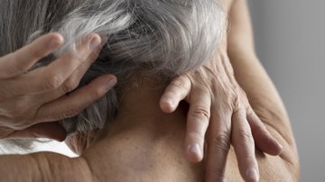 A condição é marcada por dor crônica generalizada, fadiga, distúrbios do sono, alterações cognitivas, ansiedade e depressão - Freepik
