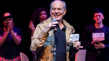 Ney Matogrosso recebeu seu troféu Grande Prêmio da Crítica, em cerimônia realizada na noite desta segunda (4) - Divulgação/ Annelize Tozetto