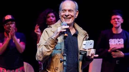 Ney Matogrosso recebeu seu troféu Grande Prêmio da Crítica, em cerimônia realizada na noite desta segunda (4) - Divulgação/ Annelize Tozetto