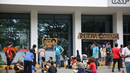 Ação começou na quinta-feira e liderança do DCE afirma que só deixará o local após a retomada das negociações com a reitoria - FELIPE RAU/ESTADÃO CONTEÚDO