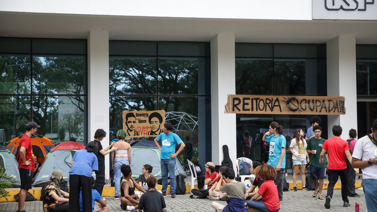 Ação começou na quinta-feira e liderança do DCE afirma que só deixará o local após a retomada das negociações com a reitoria - FELIPE RAU/ESTADÃO CONTEÚDO