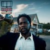 Boyd Stevens é o protagonista da série From, atuando como xerife e prefeito de fato da cidade misteriosa - Divulgação