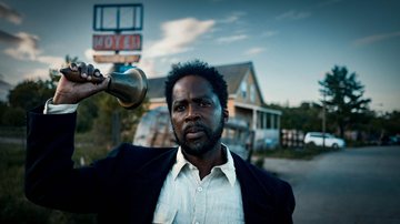 Boyd Stevens é o protagonista da série From, atuando como xerife e prefeito de fato da cidade misteriosa - Divulgação
