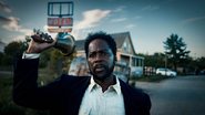 Boyd Stevens é o protagonista da série From, atuando como xerife e prefeito de fato da cidade misteriosa - Divulgação