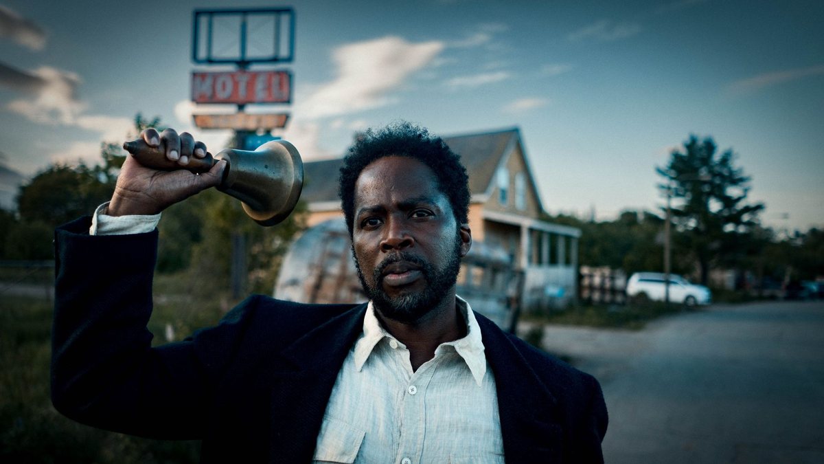 Boyd Stevens é o protagonista da série From, atuando como xerife e prefeito de fato da cidade misteriosa - Divulgação