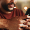 Movimentação constante das mãos pode causar dores, desconfortos e lesões por sobrecarga, que resulta na chamada "Whatsappite" - Adobe Stock