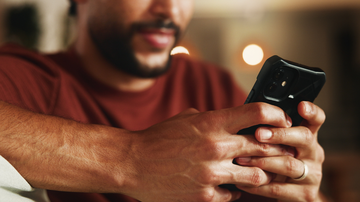 Movimentação constante das mãos pode causar dores, desconfortos e lesões por sobrecarga, que resulta na chamada "Whatsappite" - Adobe Stock