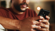 Movimentação constante das mãos pode causar dores, desconfortos e lesões por sobrecarga, que resulta na chamada "Whatsappite" - Adobe Stock