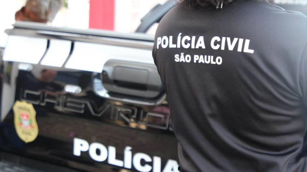 Polícia faz perícia na lista de pacientes atendidos pela dupla - Governo de SP/Divulgação